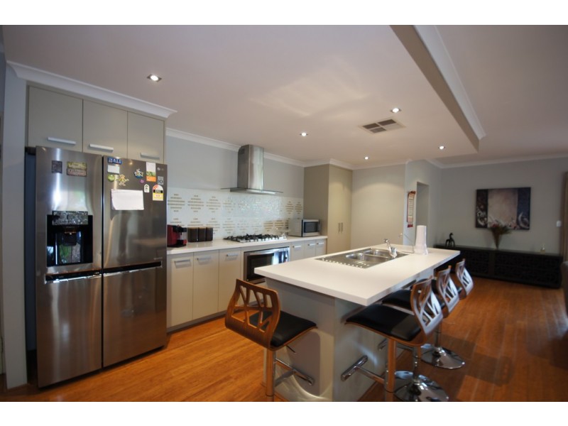 LEASED 8 Isla Place, Piara Waters WA 6112