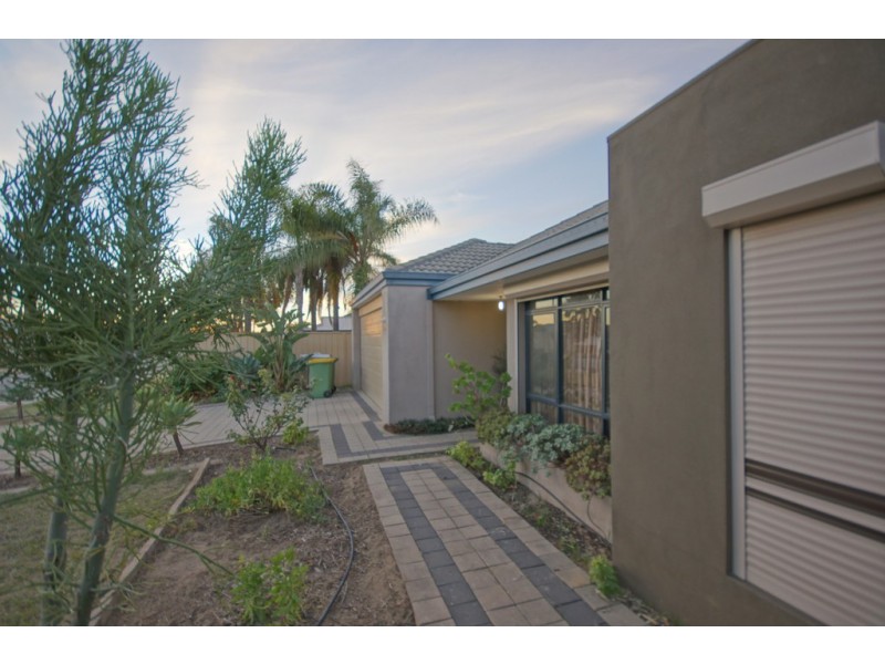 20 Sheffield Road, Wattle Grove WA 6107