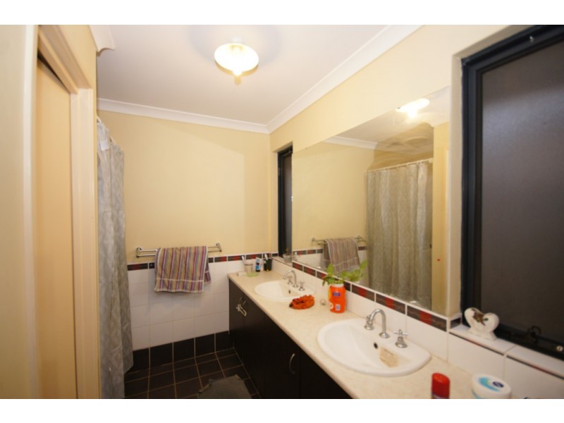 20 Sheffield Road, Wattle Grove WA 6107