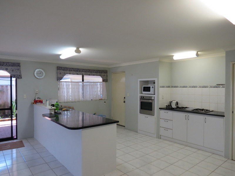 28 Lakehurst Way, Atwell WA 6164