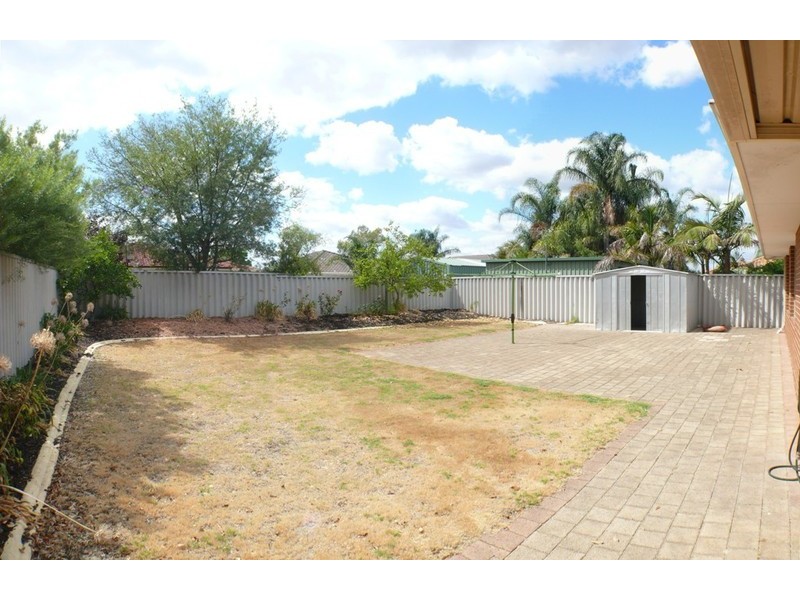 4 Lombe Gdns, Atwell WA 6164