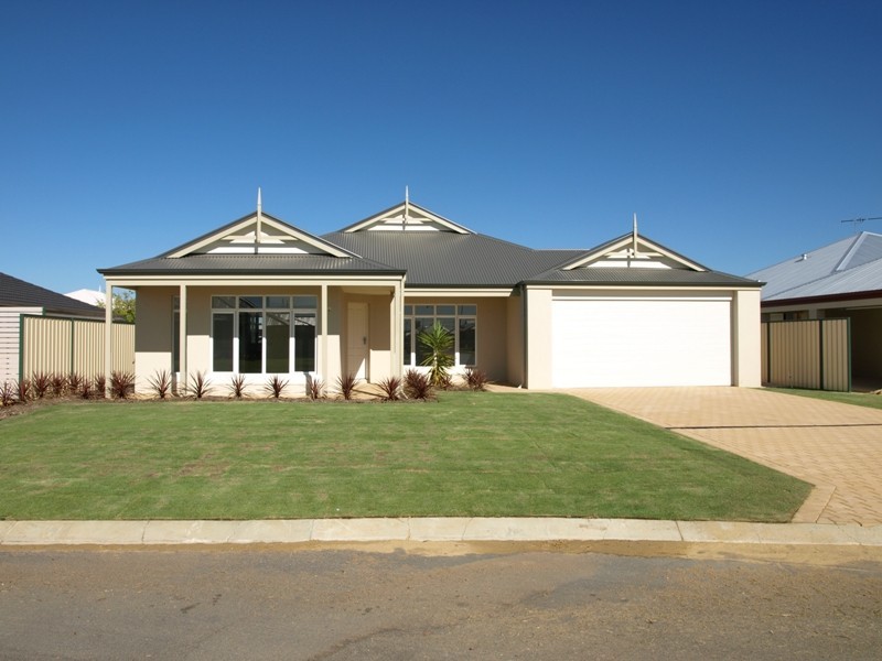 11 Moonah Way, Hammond Park WA 6164