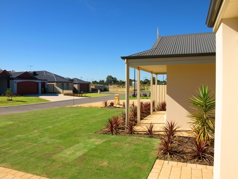 11 Moonah Way, Hammond Park WA 6164