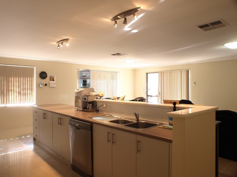 37 St Joseph Fairway, Success WA 6164