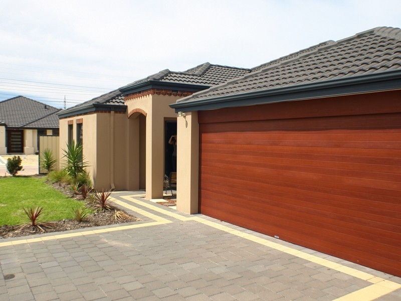 8 Plymouth Cnr, Success WA 6164