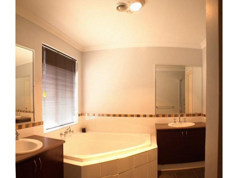 8 Plymouth Cnr, Success WA 6164