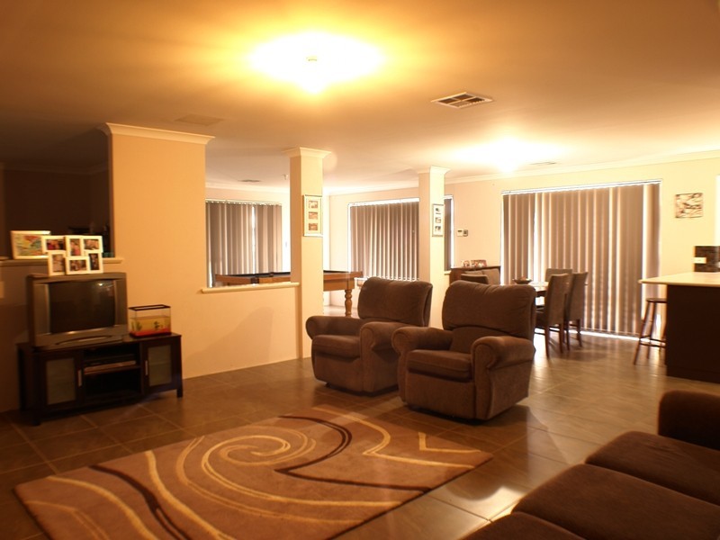 8 Plymouth Cnr, Success WA 6164