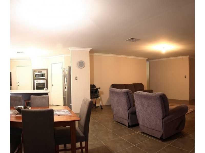 8 Plymouth Cnr, Success WA 6164