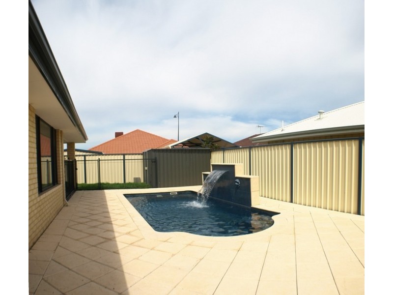 8 Plymouth Cnr, Success WA 6164