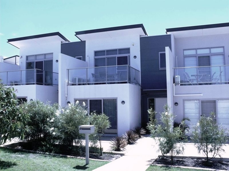 2/11 Pearson Dr, Success WA 6164