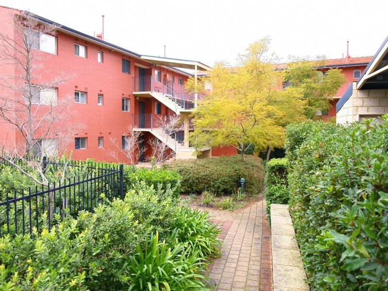 8/26 Morrit Way, Parmelia WA 6167
