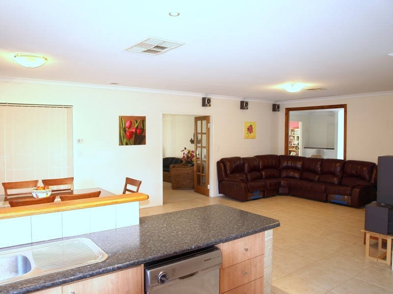 28 Longshaw Circuit, Canning Vale WA 6155