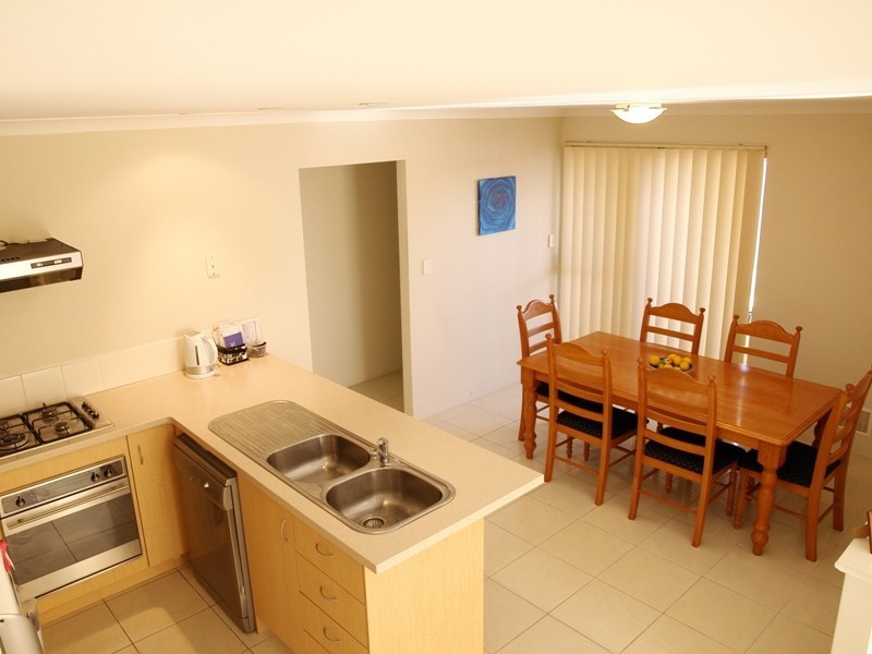 2/35 Barfield Road, Hammond Park WA 6164