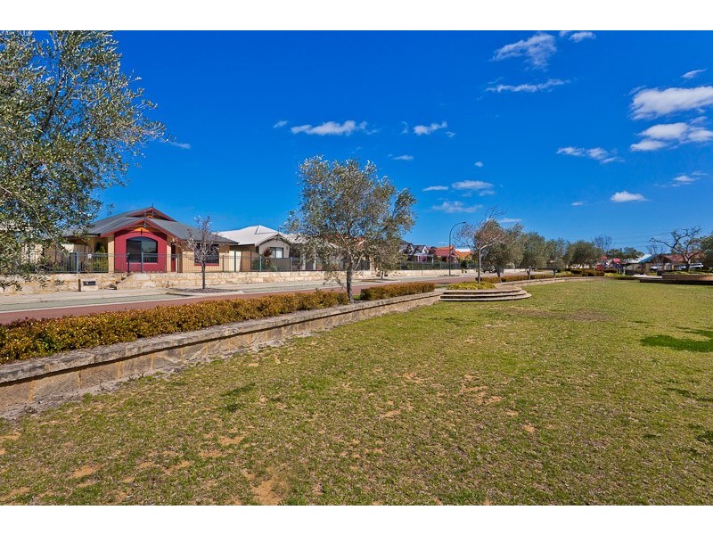 18 Reeves Entrance, Success WA 6164
