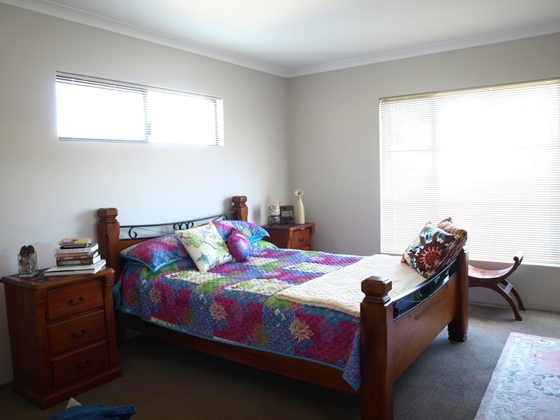 8 Tongaroo Blvd, Success WA 6164