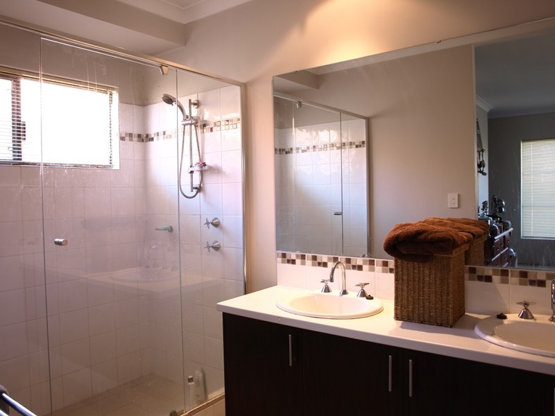 8 Tongaroo Blvd, Success WA 6164