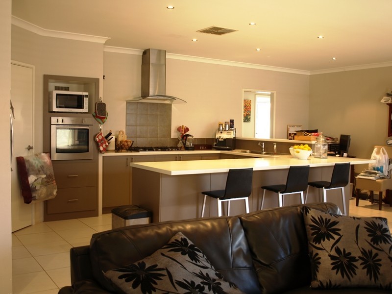 8 Tongaroo Blvd, Success WA 6164