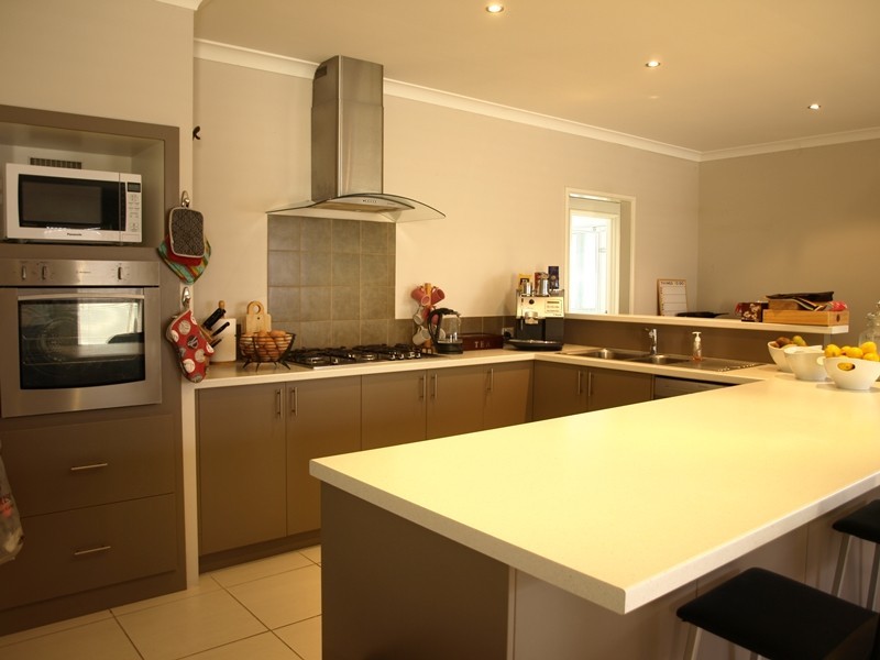 8 Tongaroo Blvd, Success WA 6164