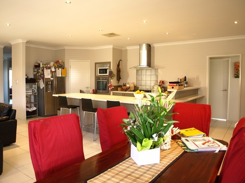 8 Tongaroo Blvd, Success WA 6164