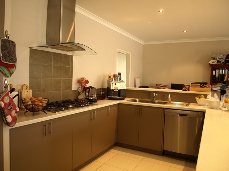 8 Tongaroo Blvd, Success WA 6164