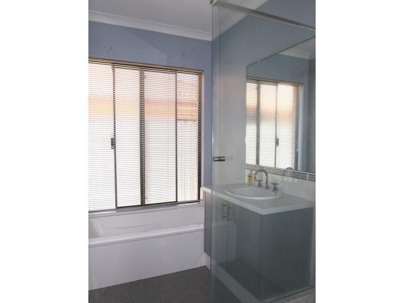 8 Tongaroo Blvd, Success WA 6164