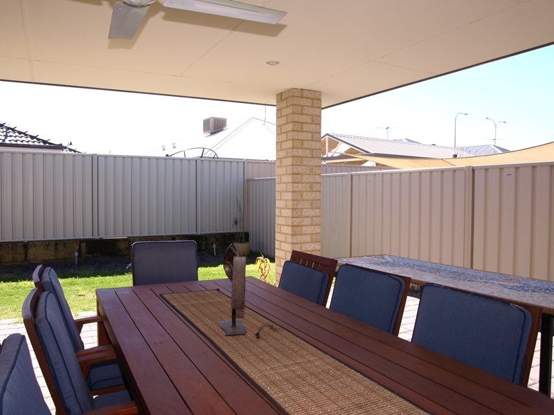 8 Tongaroo Blvd, Success WA 6164