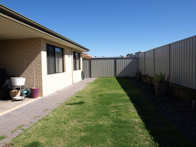 8 Tongaroo Blvd, Success WA 6164