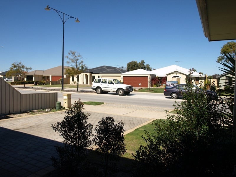 8 Tongaroo Blvd, Success WA 6164