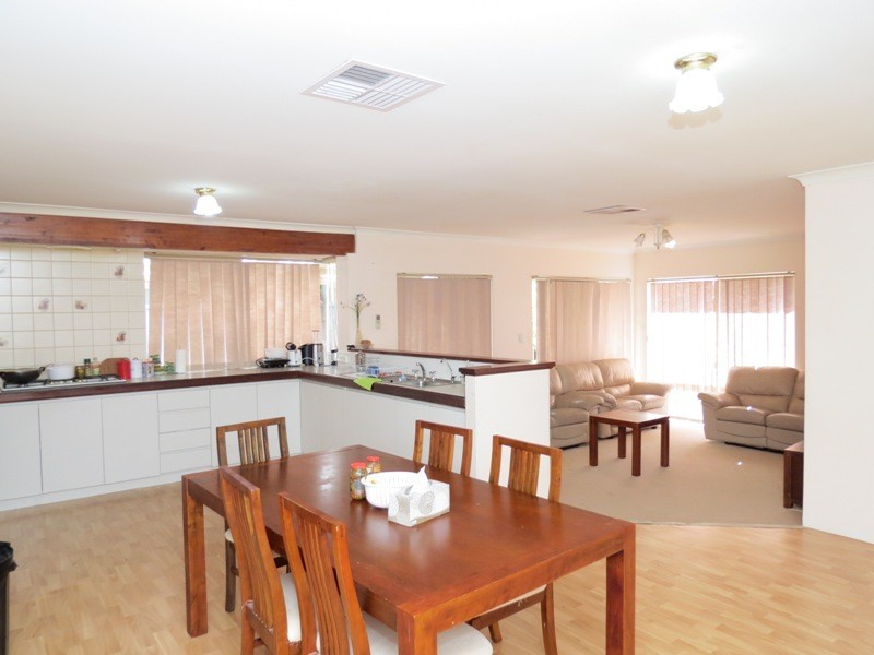 4 Lombe Gardens, Atwell WA 6164