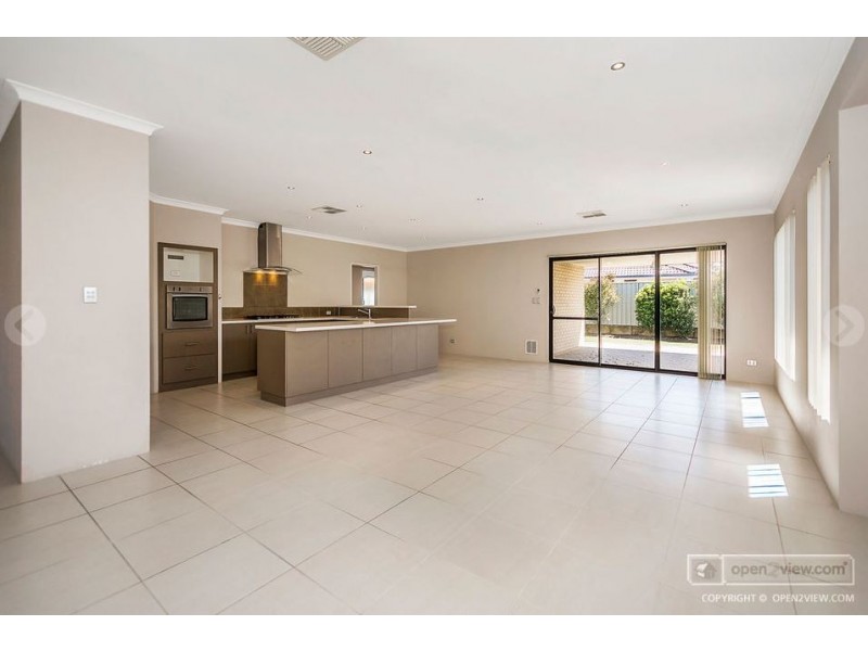 8 Tongaroo Blvd, Success WA 6164