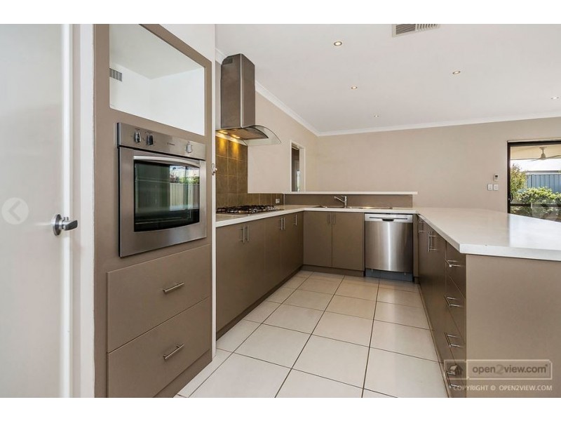 8 Tongaroo Blvd, Success WA 6164