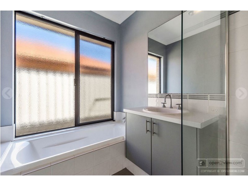 8 Tongaroo Blvd, Success WA 6164