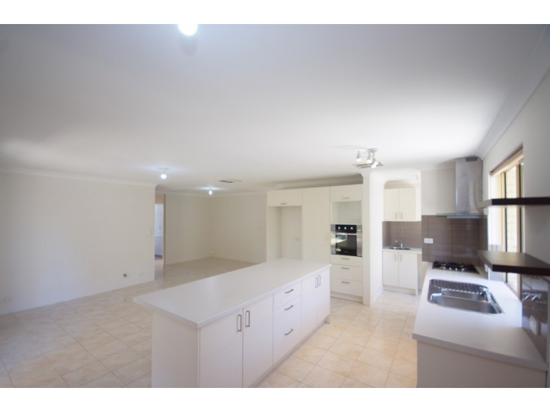 18 Daley Close, Atwell WA 6164
