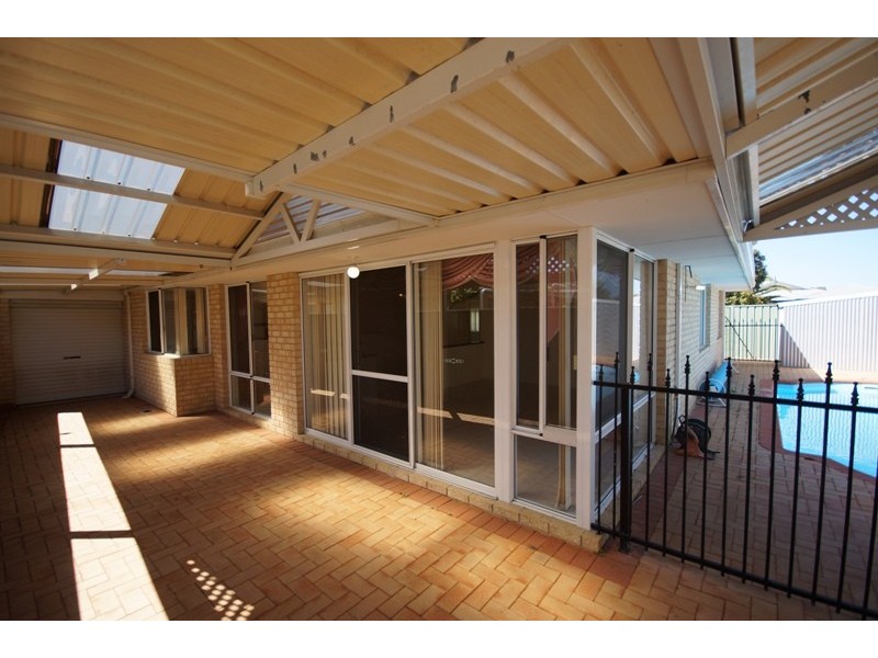 1 Barcroft Court, Atwell WA 6164