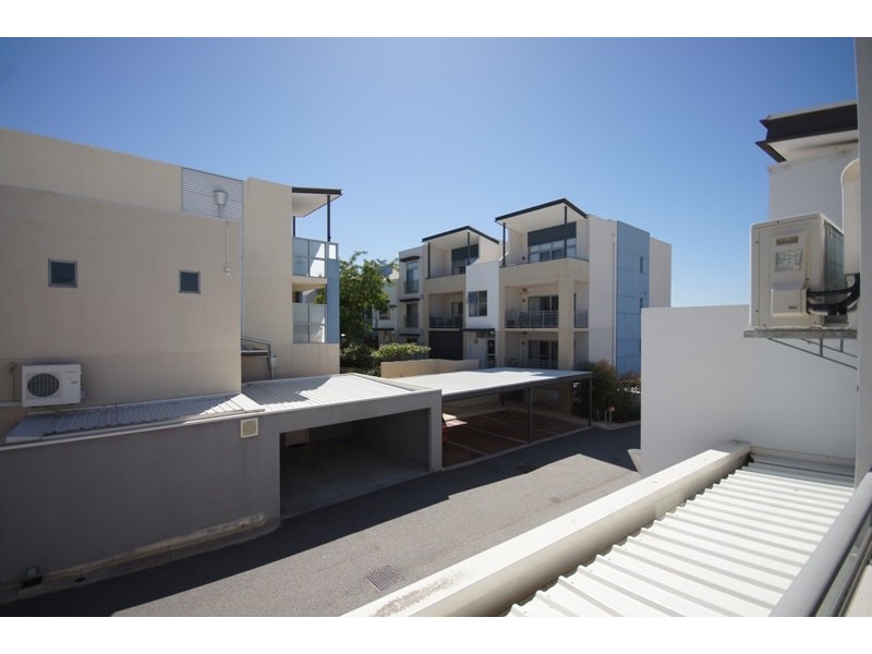 2/11 Pearson Drive, Success WA 6164