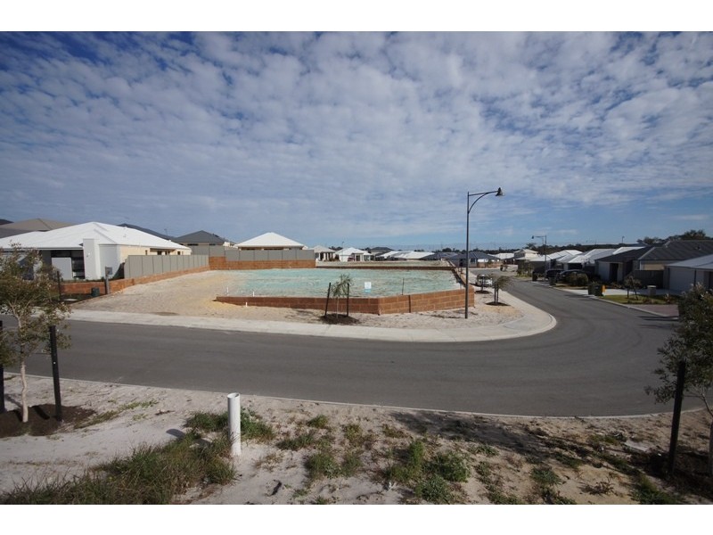 8 Needlewood Loop, Wandi WA 6167