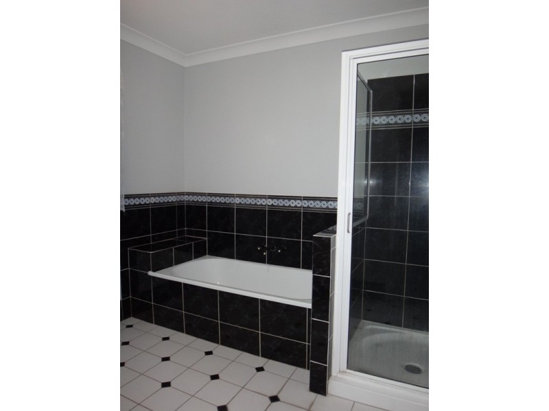 27 Jeppesen Drive, Emerald QLD 4720