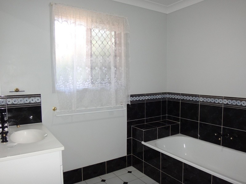 27 Jeppesen Drive, Emerald QLD 4720