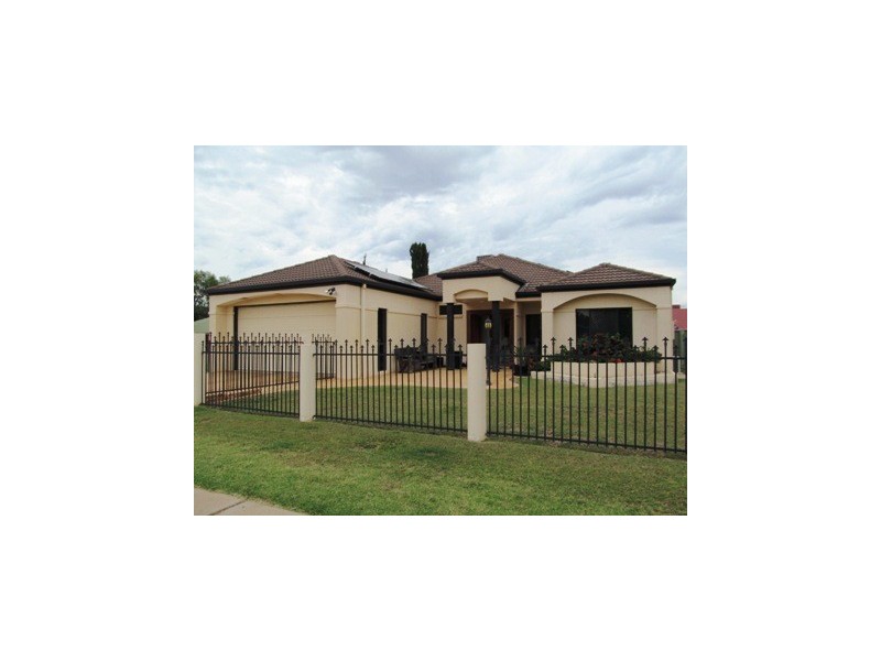 28 Jeppesen Drive, Emerald QLD 4720