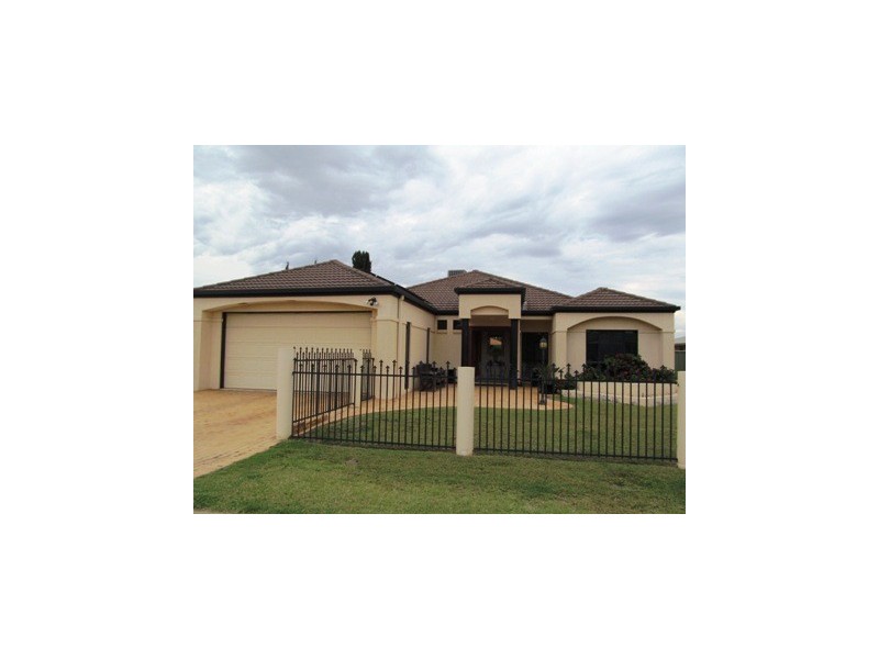 28 Jeppesen Drive, Emerald QLD 4720