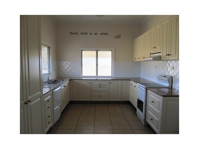 10 Windmill Place, Emerald QLD 4720