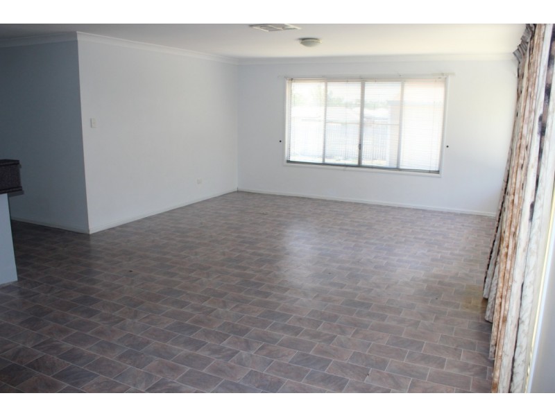 12 Jeppesen Drive, Emerald QLD 4720