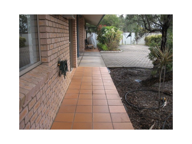 2/4 Andrea Place, Emerald QLD 4720