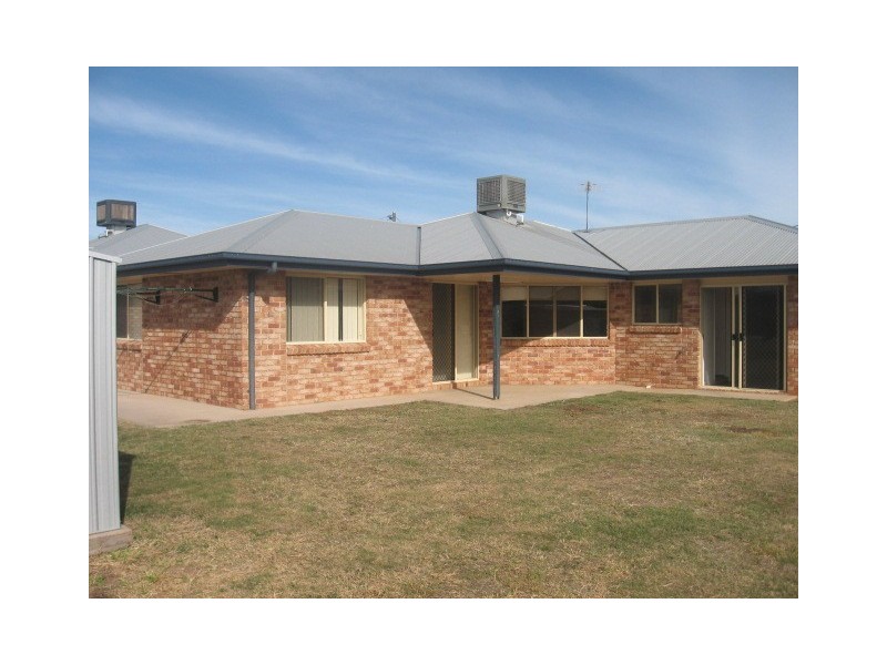 2 Kaitlyn Place, Emerald QLD 4720