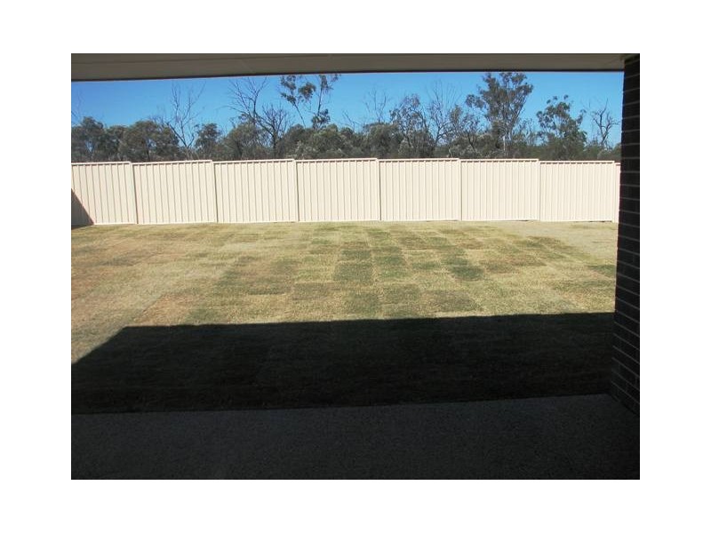 19 Lakeside Drive, Emerald QLD 4720
