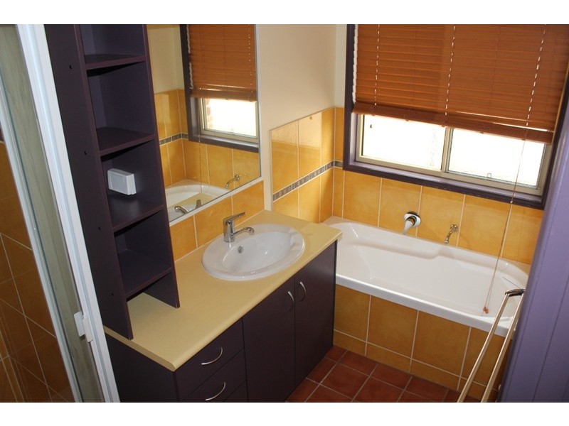 18 Vicki Close, Emerald QLD 4720