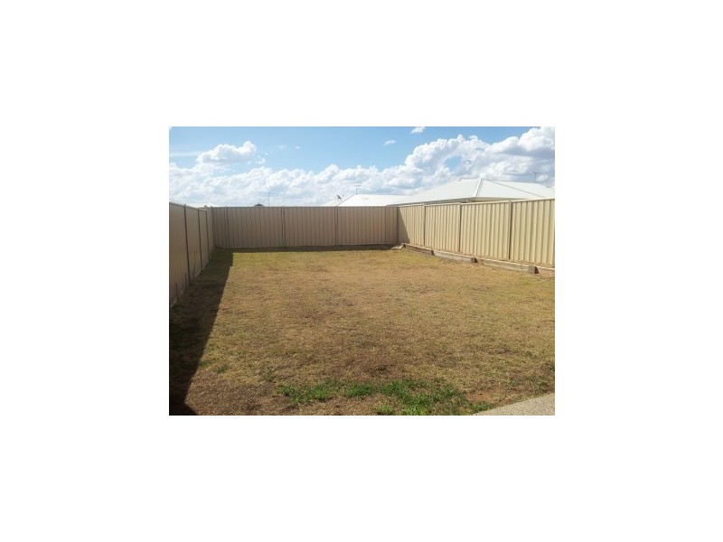 Unit 2/7 Calderwood St, Emerald QLD 4720