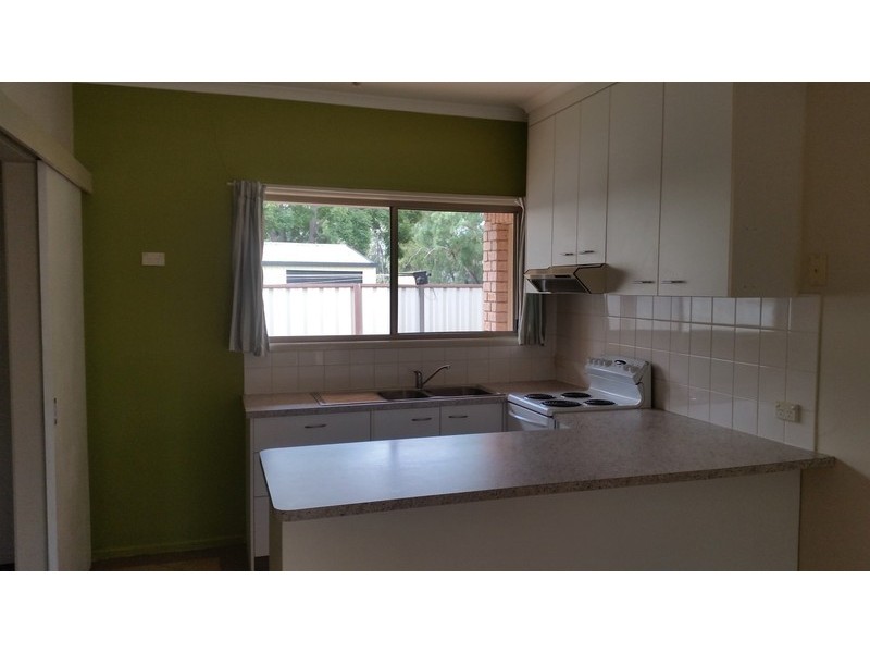Unit 1 4 Andrea Pl, Emerald QLD 4720