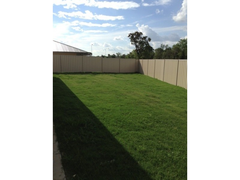16 Amber St, Emerald QLD 4720