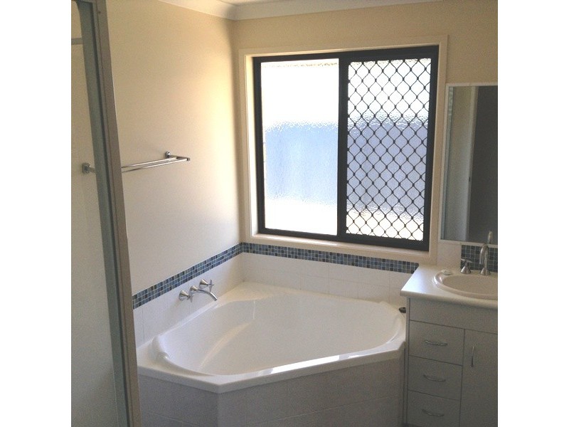 21b Vicki Close, Emerald QLD 4720